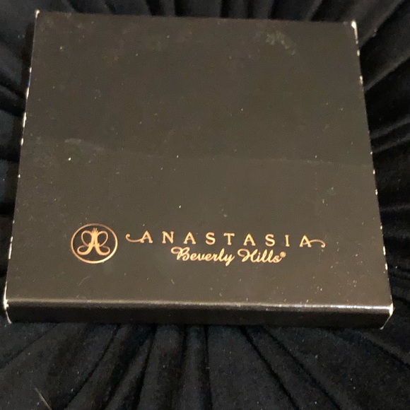 Anastasia Beverly Hills - Picture 3 of 3